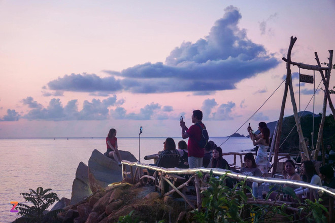 Tôt le matin de week-end, le café Sunrise Côn Dao attire les jeunes qui viennent déguster un café en attendant le lever du soleil. Photo: condao.com.vn sunrise-con-dao.jpg