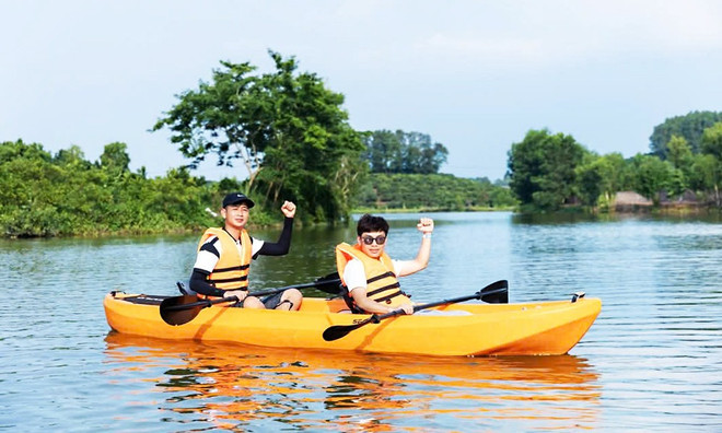 Des touristes font du pédalo sur le lac Bâu Tiên, dans la commune de Quy Son, cité municipale de Chu. Photo : baobacgiang.vn lac-bau-tien-baobacgiangvn.jpg