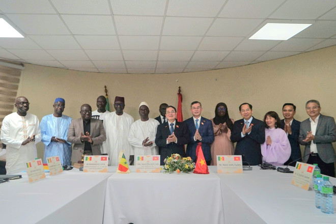 Le vice-président de l’Assemblée nationale du Vietnam, Nguyên Duc Hai, l’auditeur général de l’Audit d’État du Vietnam, Ngô Van Tuân, et le président de la Cour des comptes du Sénégal, Mamadou Faye lors de la séance de travail, à Dakar, le 24 juillet. Photo : VNA nguyen-duc-hai-mamadou-faye.jpg