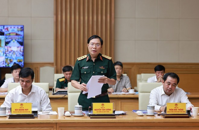 Le général Nguyên Tân Cuong, chef d’état-major général de l’Armée populaire du Vietnam (APV) et vice-ministre de la Défense, présente un rapport sur la défense civile nationale. Photo : VNA nguyen-tan-cuong.jpg