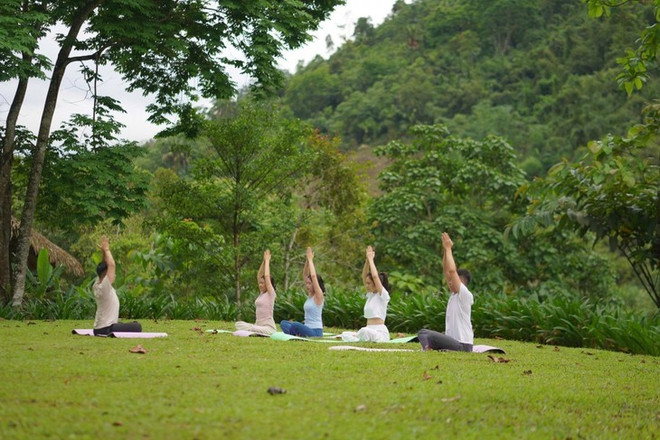 Séance de yoga en pleine nature à la cascade Ban Ba, une harmonie entre le corps, l’esprit et la nature. Photo: Ta Thanh Sang seance-de-yoga.jpg