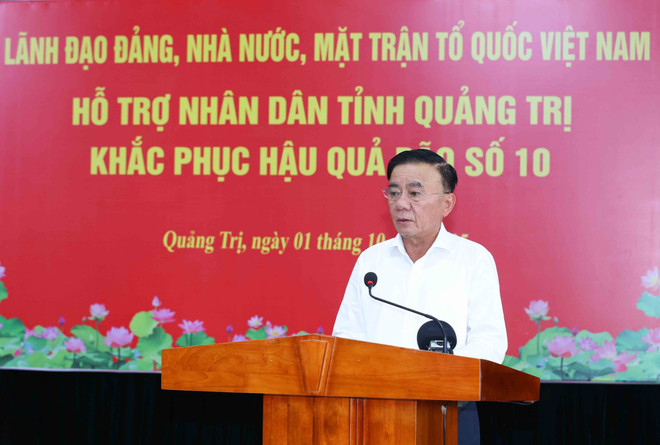 Le membre du Politburo et membre permanent du Secrétariat du Comité central du Parti, Trân Câm Tu adresse ses condoléances aux habitants de la province de Quang Tri pour les dégâts causés par le typhon Bualoi. Photo : VNA tran-cam-tu-quang-tri.jpg