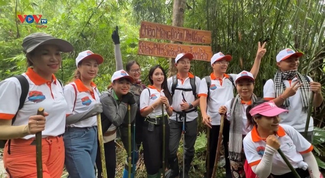 Un groupe de visiteurs découvre le flanc est de Tam Dao. Photo: VOV flanc-est-de-tam-dao.jpg