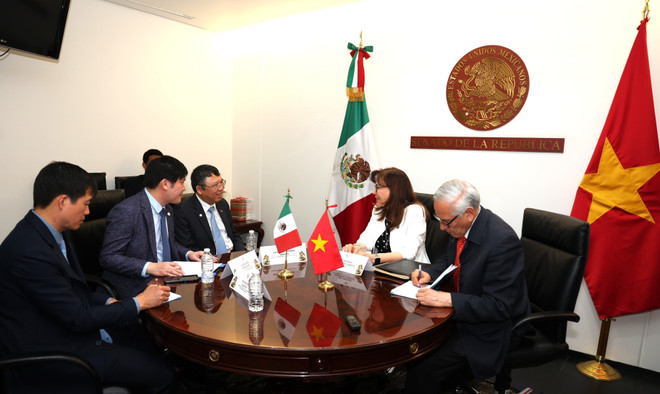 Rencontre entre l’ambassadeur du Vietnam au Mexique, Nguyên Van Hai et la présidente de la Commission des relations extérieures Asie-Pacifique du Sénat mexicain, Yeidckol Polevnsky Gurwitz. Photo : VNA nguyen-van-hai-yeidckol-polevnsky-gurwitz-vna.jpg