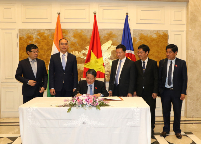 Le vice-président de l’Assemblée nationale, Nguyên Duc Hai, écrit dans le livre d’or de l’ambassade du Vietnam à New Delhi. Photo : VNA nguyen-duc-hai-ambassade-du-vietnam-en-inde.jpg