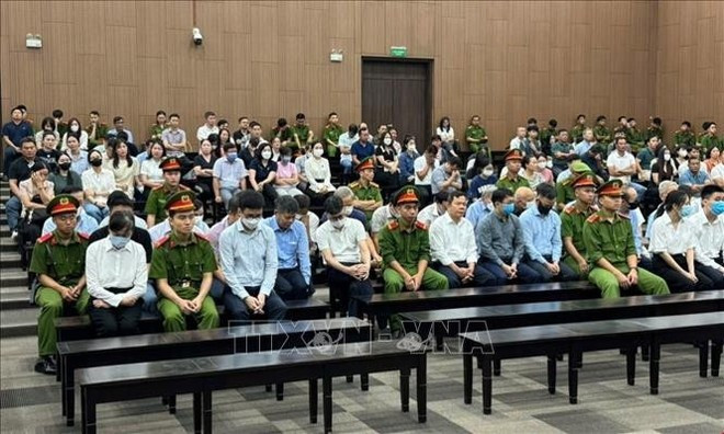 Les accusés écoutent le verdict rendu à leur encontre. Photo : VNA affaire-phuc-son.jpg