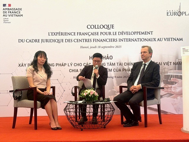 Dào Thanh Huong, cheffe adjointe du Département des investissements étrangers (à gauche) et Olivier Vigna, délégué général adjoint de Paris Europlace (à droite). Photo: VOV dao-thanh-huong.jpg