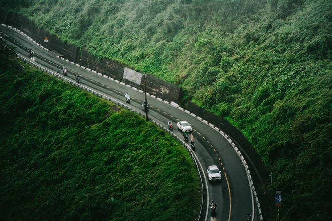 Jadis, le col des Nuages était incontournable sur la route Nord-Sud. Tous les véhicules qui voulaient aller de Huê à Dà Nang, ou inversement, étaient obligés de le franchir. Mais en 2005, le tunnel du Hai Vân, le plus long d’Asie du Sud, a été mis en service, offrant une alternative. Photo: VNA col-de-hai-van-vna.jpg