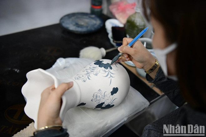 Les traits délicats des motifs céramiques réalisés par les artisans du village de Kim Lan. Photo : NDEL motifs-ceramiques.jpg