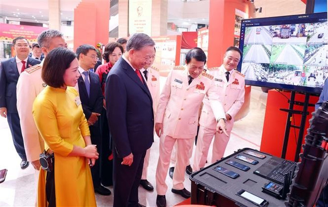 Le secrétaire général du Parti communiste du Vietnam (PCV), Tô Lâm, visite une exposition tenue dans le cadre du 8e Congrès du Comité central du Parti pour la Sécurité publique (2025-2030). Photo : VNA to-lam-congres.jpg