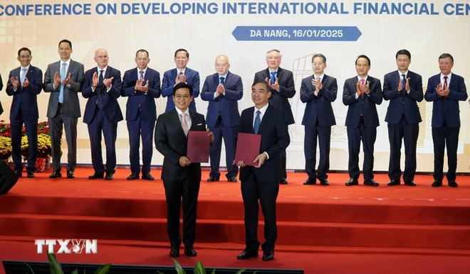 Cérémonie de remise des protocoles d'accord sur la coopération entre le Comité populaire de la ville de Da Nang et les organisations nationales et étrangères. Photo: VNA centre-financier.jpg
