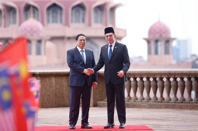 Le Premier ministre malaisien Anwar Ibrahim (à droite) accueille le Premier ministre vietnamien Pham Minh Chinh en visite officielle en Malaisie. Photo: VNA pham-minh-chinh-anwar-ibrahim.jpg