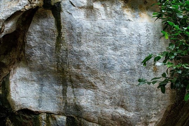 stele-en-pierre-sculptee-de-la-dynastie-des-tran.jpg
