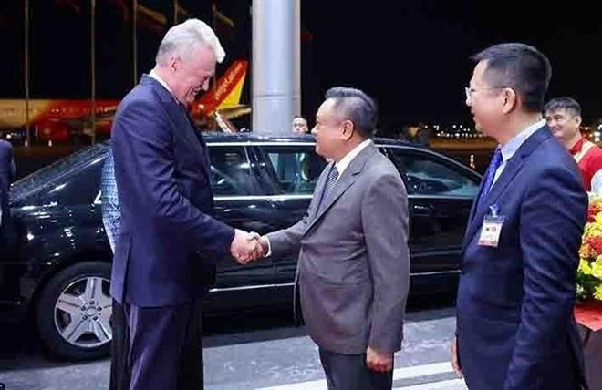 Le président lituanien Gitanas Nausėda et son épouse Diana Nausėdienė accueillis par le président du Comité populaire de la ville de Hanoi, Trân Sy Thanh, à leur arrivée l’aéroport international de Nôi Bài, le 11 juin. Photo : VNA gitanas-nauseda-tran-sy-thanh.jpg