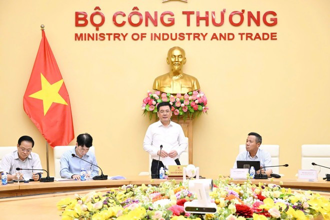 Le ministre de l’Industrie et du Commerce, Nguyên Hông Diên (debout), préside une séance de travail avec de grandes entreprises vietnamiennes le 7 mai. Photo : VNA nguyen-hong-dien.jpg
