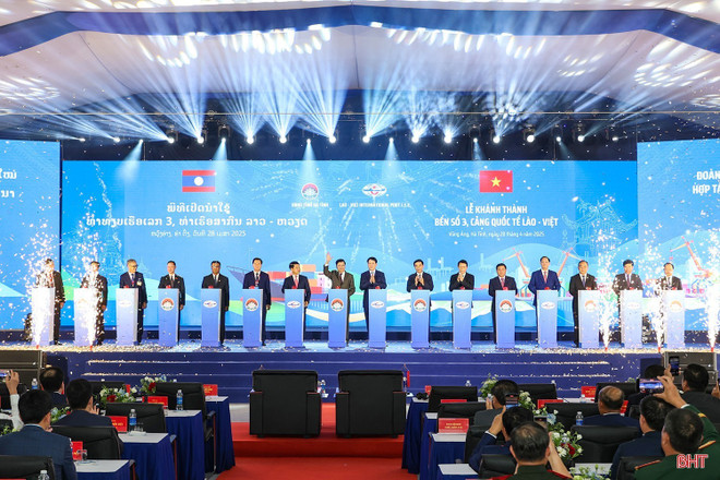 Lors de la cérémonie de l'inauguration et de la mise en oeuvre du quai n°3 du port de Vung Ang. Photo : baohatinh quai-n3-inauguration.jpg