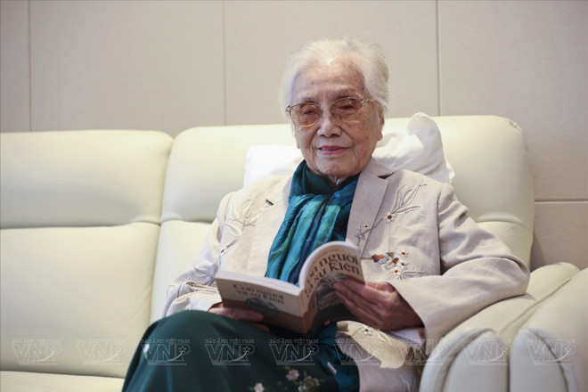 L'ancienne vice-présidente Nguyên Thi Binh est un exemple vivant de patriotisme, d'intelligence et du rôle des femmes vietnamiennes dans la construction et la défense du pays au cours de ces 80 dernières années. Photo : VNP ancienne-vice-presidente-nguyen-thi-binh.jpg