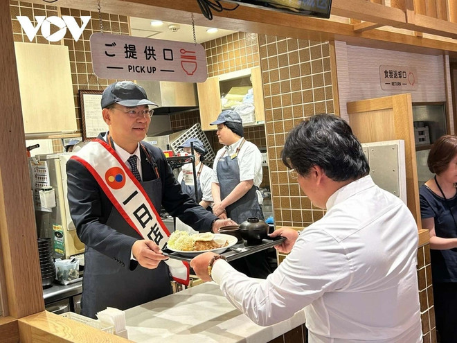 L’ambassadeur vietnamien au Japon Pham Quang Hiêu en « patron d’un jour ». Photo : VOV ambassadeur-vietnamien-au-japon-pham-quang-hieu.jpg