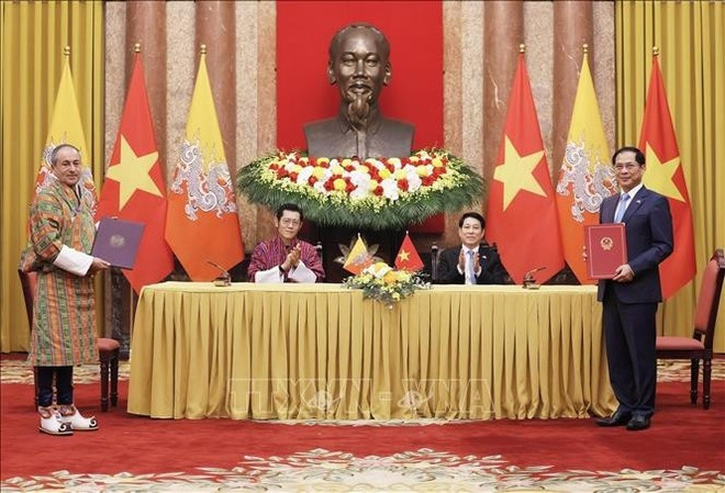 Le président Luong Cuong (à droite) et le roi du Bhoutan Jigme Khesar Namgyel Wangchuck assistent à l'échange du protocole d'accord sur le cadre de coopération entre les deux gouvernements. Photo : VNA luong-cuong-jigme-khesar-namgyel-wangchuck.jpg