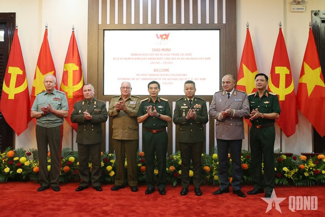 Le ministre de la Défense nationale, Phan Van Giang, et ses délégués. Photo : qdnd phan-van-giang-vna.jpg