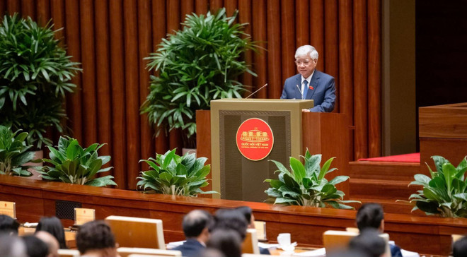 Le président du Comité central du FPV Dô Van Chiên présente le rapport de collecte d’avis, d’amendement et de finalisation des projets de loi sur le Front de la Patrie du Vietnam, sur les syndicats, sur la jeunesse ainsi que sur la mise en œuvre de la démocratie à la base, avant leur soumission au vote de l’Assemblée nationale. do-van-chien.jpg