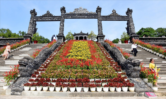 Les deux gigantesques dragons décorant le palais du roi Khai Dinh affichent une expression joyeuse. Photo: VNP palais-du-roi-khai-dinh.jpg