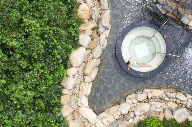 Quang Hanh était l'une des trois sources d'eau minérale avec la plus forte concentration de brome au monde, ce qui était efficace pour éliminer les toxines, soulager la douleur, favoriser la circulation sanguine, renforcer l'immunité et soutenir le traitement des maladies de la peau ainsi que réduire le stress. Photo : VietnamPlus onsen-quang-hanh.jpg