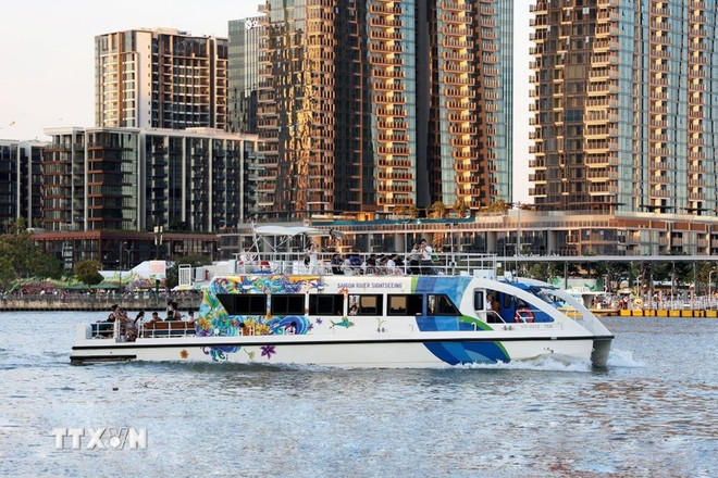 La croisière sur la rivière Saigon apporte aux touristes des vues différentes et originales de Hô Chi Minh-Ville. Photo: VNA croisiere-sur-la-riviere-saigon.jpg