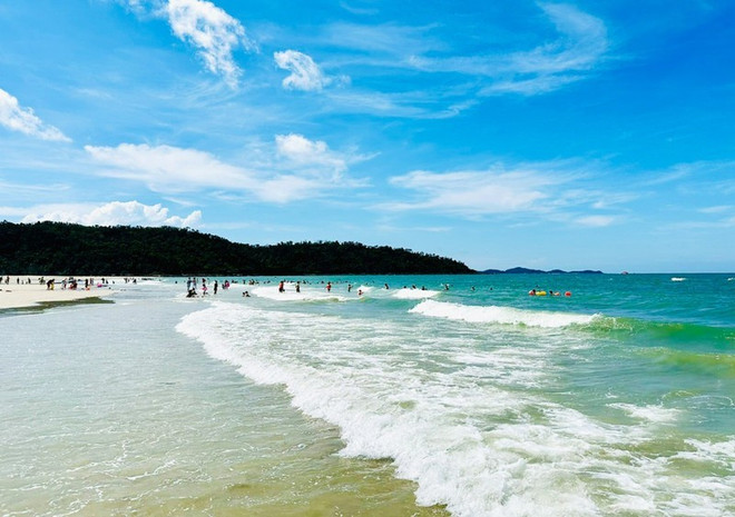 Plage de Vàn Chay à Cô Tô. Photo: hanoimoi plage-de-vann-chay-a-co-to.jpg