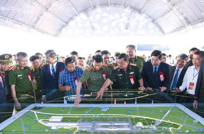 Les délégués examinent une maquette de l’aéroport international de Gia Binh lors de la cérémonie. Photo : VNA aeroport-gia-binh-vna.jpg