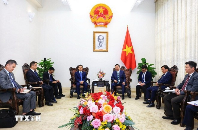 Lors de la rencontre entre le vice-Premier ministre Trân Hông Hà (à droite) et Chen Sichang, directeur général de la China Civil Engineering Construction Corporation (CCECC), à Hanoi, le 14 mai. Photo : VNA tran-hong-ha-ccecc-5926.jpg