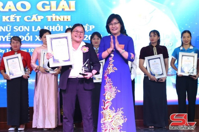 Le projet "An xoa Uyên Thuân – Hériter de l’essence de la médecine traditionnelle, développer des plantes médicinales et des produits dérivés" a remporté le premier prix du Concours de start-up 2024. Photo: baosonla.vn an-xoa-uyen-thuan.jpg