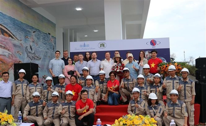 Trente scientifiques russes et vietnamiens participent à la 9e étude sur la biodiversité dans les eaux du Vietnam. Photo: VNA scientifiques-vietnamiens-et-russes.jpg