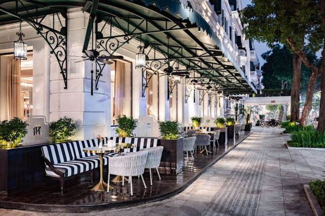 Le café en plein air La Terrasse de l’hôtel Sofitel Legend Metropole à Hanoi. Photo : Sofitel sofitel-legend-metropole.jpg