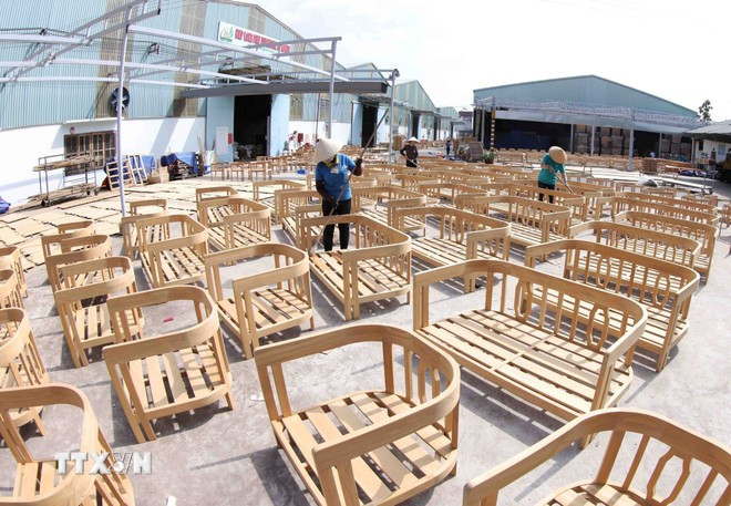 Production de meubles en bois destinés à l'exportation par une entreprise de la province de Binh Duong. Photo: VNA binh-duong.jpg