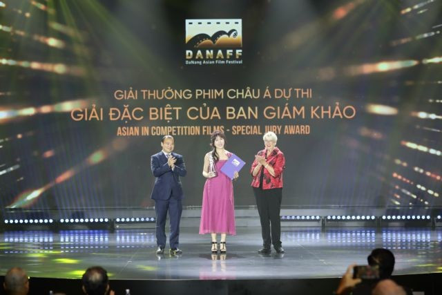 La réalisatrice vietnamienne Duong Diêu Linh reçoit le Prix spécial du jury dans la section Films d’Asie. Photo : Anh Vu/DANAFF duong-dieu-linh.jpg