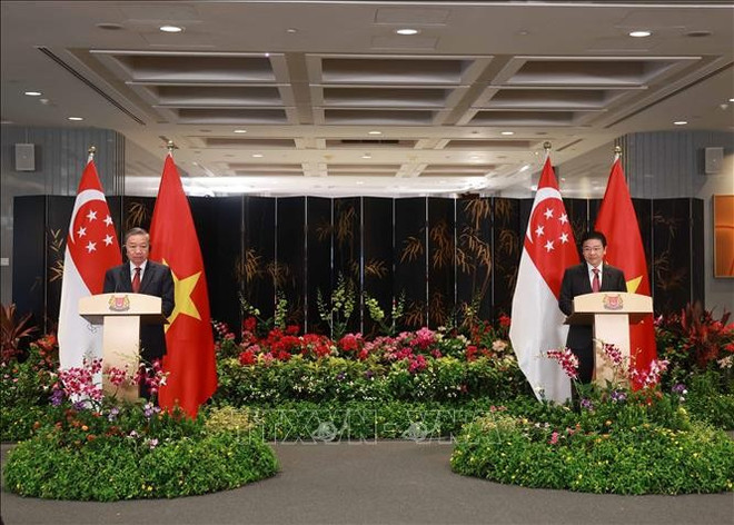 Le secrétaire général du Parti communiste du Vietnam, Tô Lâm (à gauche) et le Le Premier ministre singapourien Lawrence Wong lors d'une conférence de presse conjointe, le 12 mars. Photo: VNA to-lam-lawrence-wong-presse.jpg