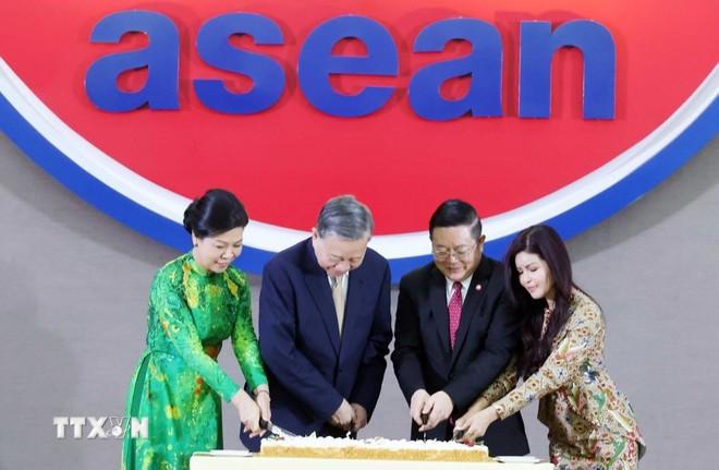 Le secrétaire général To Lam et son épouse, ainsi que le secrétaire général de l'ASEAN Kao Kim Hourn et l'épouse de celui-ci, coupent le gâteau pour célébrer les 30 ans de l'adhésion du Vietnam à l'ASEAN. Photo: VNA to-lam-kao-kim-hourn-et-leurs-epouses.png