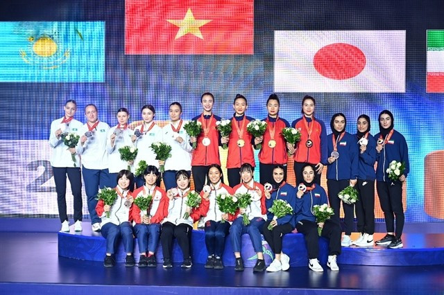 L’équipe vietnamienne de kumité (en rouge) pose pour une photo avec les équipes classées deuxième et troisième après avoir remporté la médaille d’or asiatique. Photo : AKF equipe-vietnamienne-de-kumite.jpg