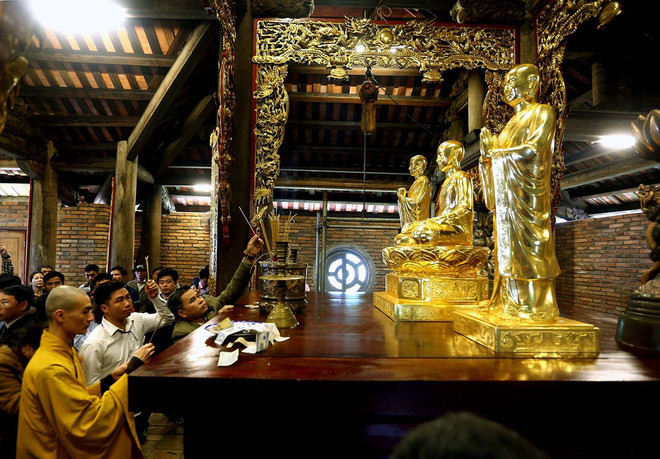 Offrande d'encens aux trois fondateurs de l'école zen Truc Lâm (Trân Nhân Tông, Phap Loa et Huyên Quang). Photo: baobacgiang.vn truc-lam-tam-to-baobacgiangvn.jpg