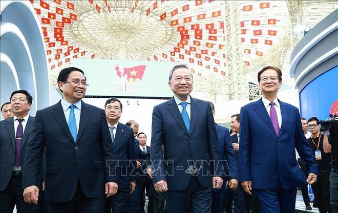 Le secrétaire général du Parti, Tô Lâm, le Premier ministre Pham Minh Chinh visitent une exposition des réalisations du pays au Centre d’exposition du Vietnam. Photo : VNA pham-minh-chinh-to-lam-vec-expo.jpg