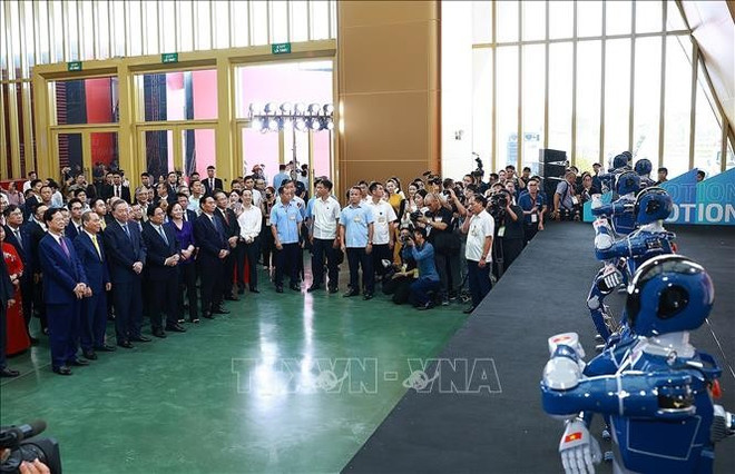 Le secrétaire général du Parti, Tô Lâm, le Premier ministre Pham Minh Chinh et d’autres délégués visitent une exposition des réalisations du pays au Centre d’exposition du Vietnam. Photo : VNA pham-minh-chinh-to-lam-vec.jpg