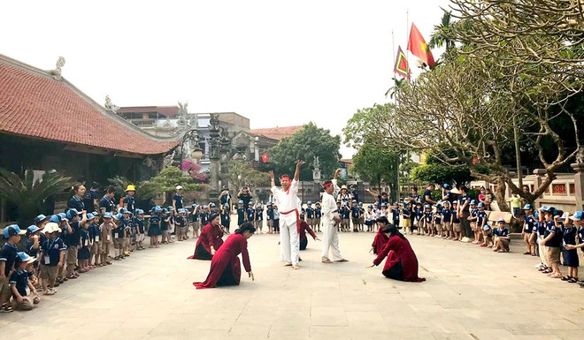 Des élèves de la ville de Viêt Tri découvrent le chant Xoan au temple Hùng Lô. Photo: vietnamtourism.gov.vn les-etudiants-de-viet-tri-decouvrent-le-chant-xoan-au-temple-hung-lo.jpg