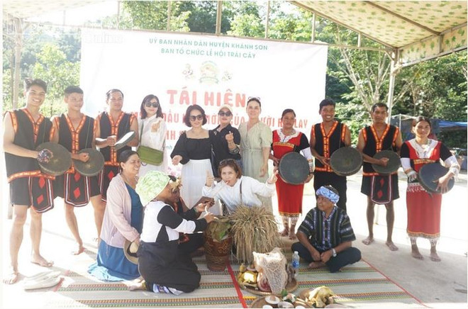 Des touristes assistent à la célébration du nouveau riz dans le village de Hon Dung. Photo : baokhanhhoa.vn nouveau-riz.jpg