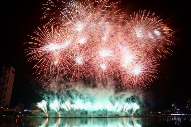 Performance de l’équipe de Dà Nang lors de la cérémonie d’ouverture du Festival international de feux d’artifice de Dà Nang (DIFF) 2025. Photos : VNA da-nang-feux-dartifice.jpg