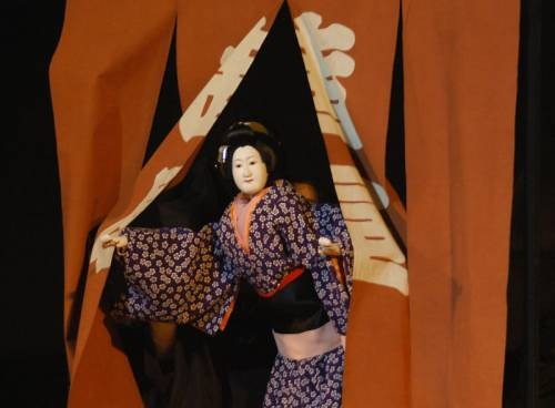Les intrigues racontées dans cette nouvelle forme de théâtre de marionnettes sont issues de deux sources principales : des drames historiques dont l’intrigue se déroule au Moyen Âge (Jidaimono) et des pièces contemporaines explorant le conflit entre affaires de cœurs et obligations sociales (Sewamono). Photo: UNESCO le-theatre-de-marionnettes-bunraku.jpg