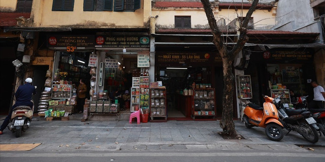 Lan Ông est l’une des rares rues du vieux quartier de la capitale où les habitants pratiquent encore leur métier ancestral, à savoir la médecine traditionnelle. Photo : baolaodong lan-ong-laodong.jpg