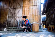 Le village de tissage du lin de Lung Tam – Un exemple brillant de préservation du patrimoine attaché au bien-être social