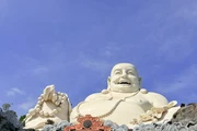 An Giang : la plus grande statue du Bouddha Maitreya au sommet d’une montagne en Asie