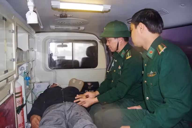 Zainal Abidin et des médecins militaires vietnamiens. Photo: VNA